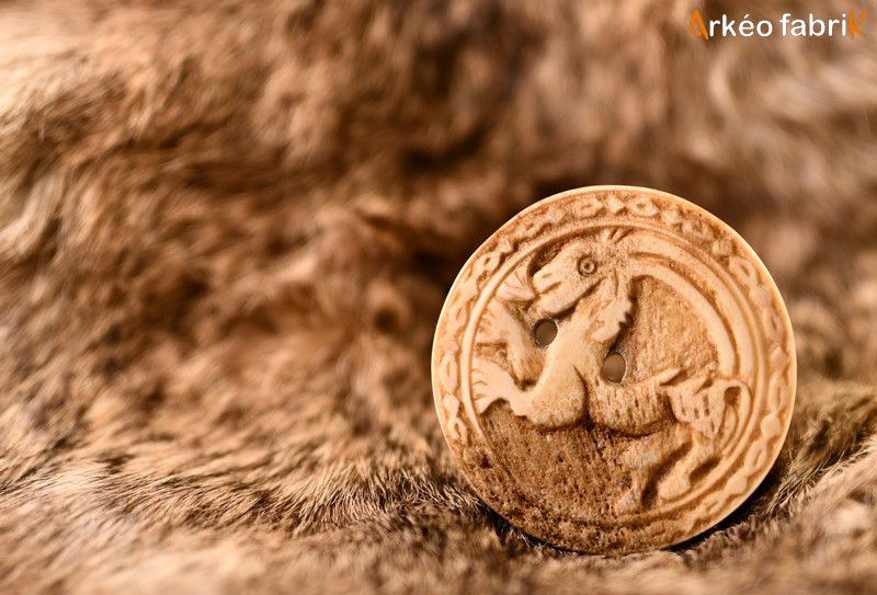 Pion de tric-trac médiéval en bois de cerf, d'après un original trouvé au château de Brûlon dans la Sarthe. Cliché de l'original, Musée Jean-Claude Boulard - Carré Plantagenêt du Mans.