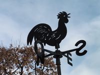 Aux Granges le coq ne perd pas le nord. Plus bas, au bord du Doron, le meunier attend les visiteurs au moulin de Burdin.