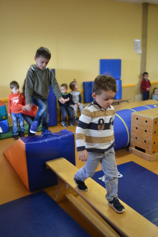 Depuis la rentrée, nous bénéficions du matériel Educ'Gym de la SCOL. Nous rampons, grimpons, marchons en équilibre, sautons, passons par dessus par dessous...