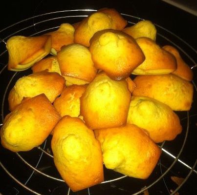 Madeleines aux pistaches grillées et à la vanille