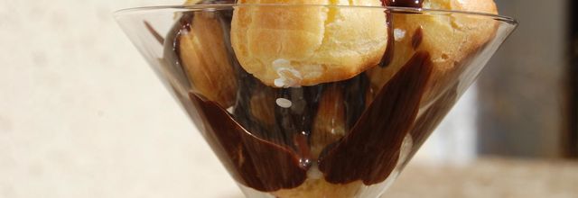 Profiteroles à la chantilly et au chocolat chaud