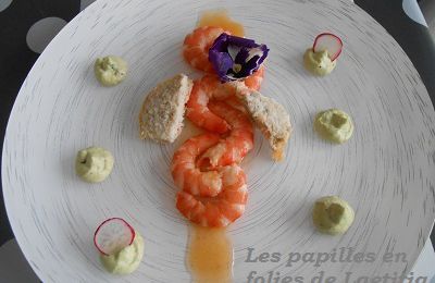 Carpaccio de crevettes, crémeux d'avocats et vinaigrette au pomélo rose