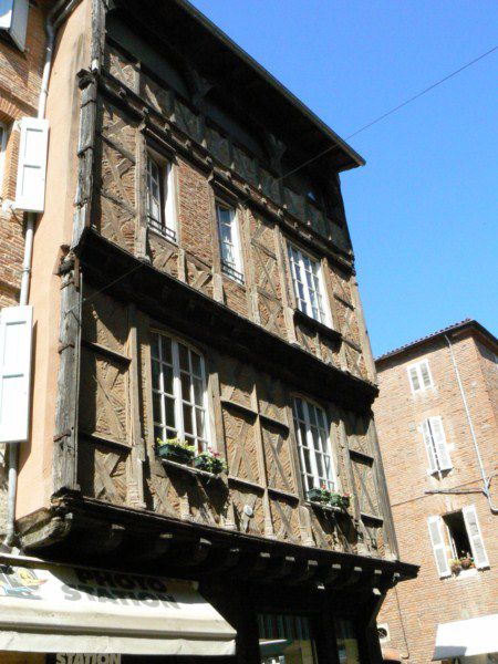 Albi la Rouge porte bien son nom. Avec la presque totalité de ses bâtiments construits en briques rouges c'est une ville magnifique dotée d'un passé extraordinaire. A ne pas manquer !