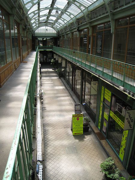 The appartment stays at the 7th floor in a classified building above a galery designed by Gustave Eiffel / L'appartement est situé au 7ème étage d'un batiment classé monument historique construit par Gustave Eiffel.