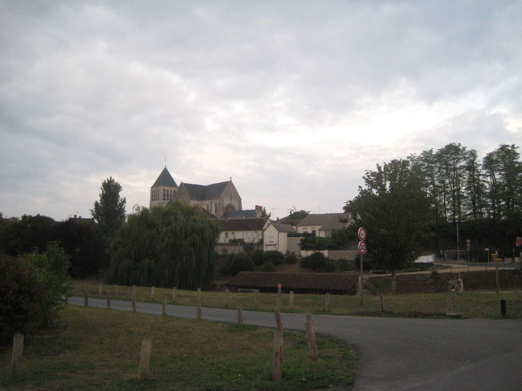 Le petit village de Chécy où j'ai dormi. Au menu aujourd’hui des plaines et des forêts sous une météo mitigée.