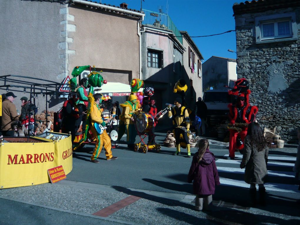 La tempête Klaus s'est invitée pour ces 10èmes Ampélofolies à Moussoulens. Les bénévoles ont tout démonté le samedi, puis tout remonté le dimanche pour quand même faire la fête. Et il a fait beau, il y avait des truffes, il y avait du vin