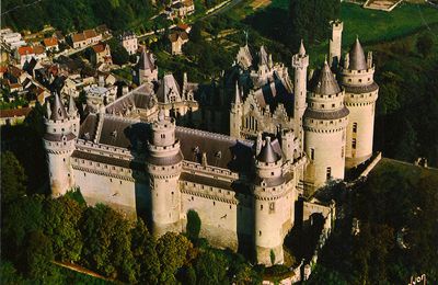 CHATEAUX EN CARTES POSTALES