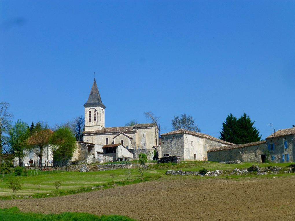 Journée à travers la France agricole, ce n'est pas la Beauce pour le paysage mais on est bien dans  la culture. Finalement je verrai le donjon de Montcuq, et quelques agneaux avant d'arriver à Lauzerte, par le bas... Pour les amateurs il reste quelques maisons à vendre.