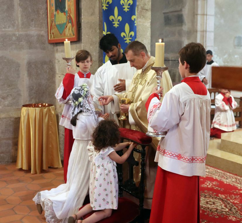 Première communion de Chloé au cours de la messe du 7e dimanche de Pâques avant la Pentecôte.