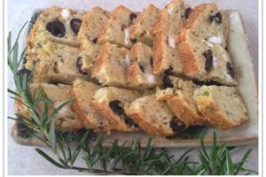 Cake au chèvre, parmesan, olives et tomates confites