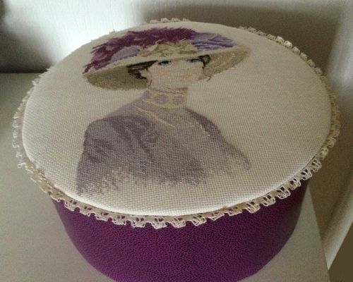 Une grande boîte ronde pour une broderie romantique ...