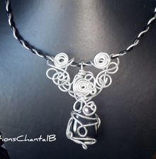 ras de cou avec fil aluminium noir et argent gravé et un cabochon en h"matite