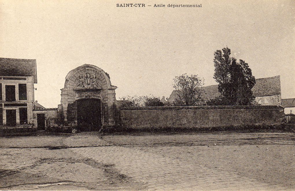 Photos du bombardement de juin 1944, de la chapelle Sainte Thérèse (Epi d'Or) et de l'Asile Départemental de l'Enfance qui est maintenant remplacé par le quartier neuf de l'Abbaye.