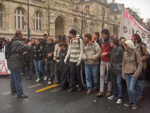 Manifestation du 18 décembre 2009 à Paris. Une soixantaine d'élèves et une dizaine de professeurs du lycée ont participé.