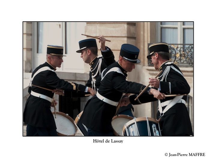 L'hôtel de Lassey et le Palais Bourbon où réside à Paris l'Assemblée nationale sont ouverts, tous les ans, au public à l'occasion des journées du Patrimoine. Profitons de cette occasion pour en admirer toutes leurs richesses.