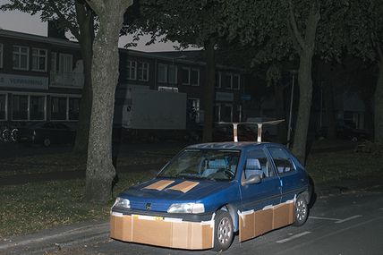 A Amsterdam, l’artiste Max Siedentopf s’amuserait à décorer des voitures  garées dans la rue pour leur réaliser un tuning sauvage avec des cartons. 