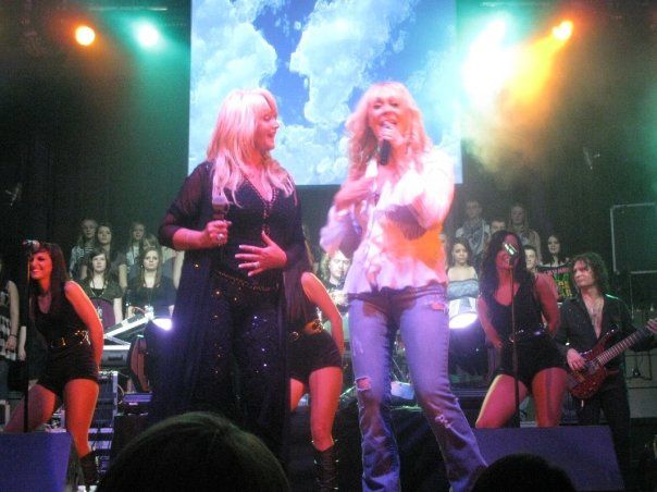 Bonnie Tyler and Mrs Loud : Lorraine Crosby her friend :) !!