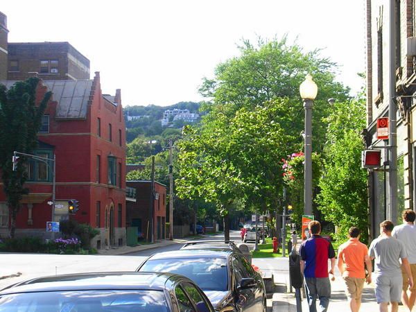 Petit tour dans les quartiers riches de Montréal.
Ouhh les belles maisons !!