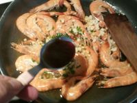 2 - Verser un filet d'huile d'olive et d'huile de sésame dans une poêle.Y faire revenir les gambas, rajouter le Cognac, puis incorporer l'ail, le gingembre, les herbes ciselées, finir par la sauce à l'huître, laisser cuire quelques minutes à feu doux (2 à 3 mn).