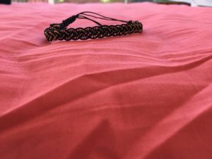 Bracelets qui viennent tous les deux d'Espagne (Marbella)! Le rose est doré avec marqué dessus " vive tus sueños" veut dire : "Vis tes rêves" et on a aussi un autre bracelet noir et doré qui est sublime!