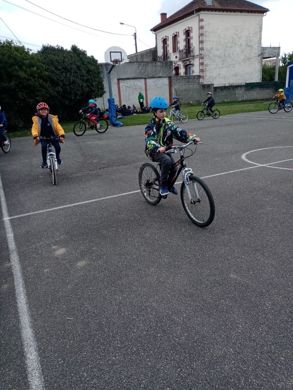 Quelques photos de nos entraînements vélos au stade avant nos exploits sur le bord du canal !