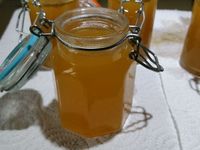 2 - Verser la gelée dans des pots à confiture préalablement lavés et stérilisés. 