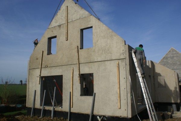 La structure de la maison , les murs en composite bois-ciment