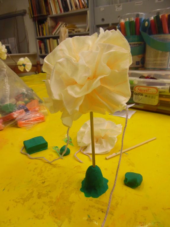 fleurs en papier toilette, laine, batons et pate à modeler, fleurs en papier de couleurs, jeu du dessin guidé