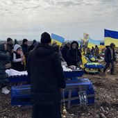 Ukraine: au cimetière militaire de Kharkiv, des enterrements tous les jours
