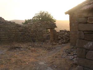 les Maisons kabyles en pierre, les Mosquées et les tombes.