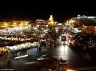 des photos de la belle et fameuse place de marrakech, la place jemaa el fna, place embl&eacute;matique de la ville imp&eacute;riale, et une vraie curieusit&eacute;&nbsp; aux yeux de ses visiteurs, avec ses charmeurs de serpents, ses porteurs d'eau, ses femmes voyantes, ses conteurs des mille et une nuit,...&nbsp;je vous laisse appr&eacute;cier le d&eacute;cor :)