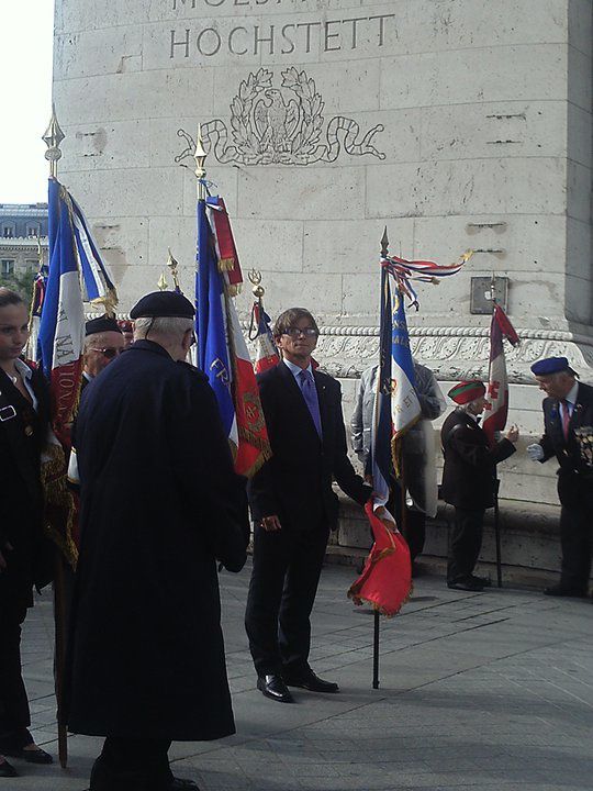 Dépôt de gerbes sur les Champs-Elysées à la statue du général puis défilé et ravivage de la Flamme sous l'Arc de Triomphe avec tous les amis du comité d'honneur, du bureau, et les délégations.Même cérémonie pendant ce temps à LOndres a