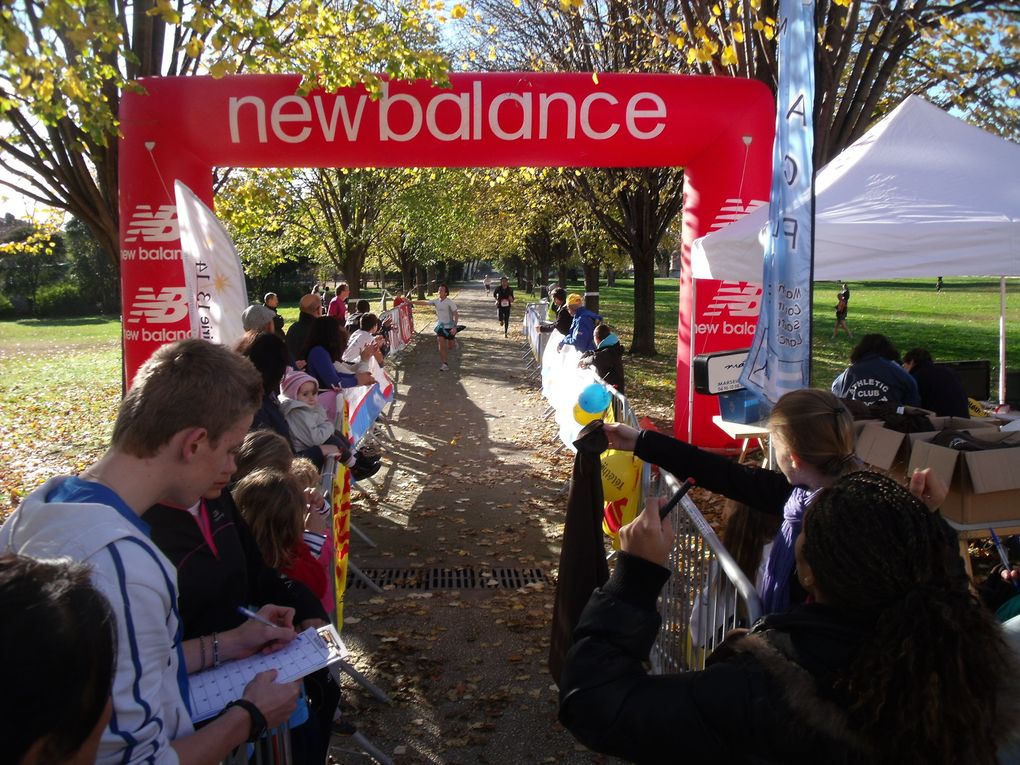 Une Randonnée Pédestre de 7.7km, des courses enfants dans le parc du Gd Séminaire et un Mini Trail de 9.2km qui domine Marseille et la réserve du Vallon Dol... 
Le tout dans le cadre du TELETHON 2011.