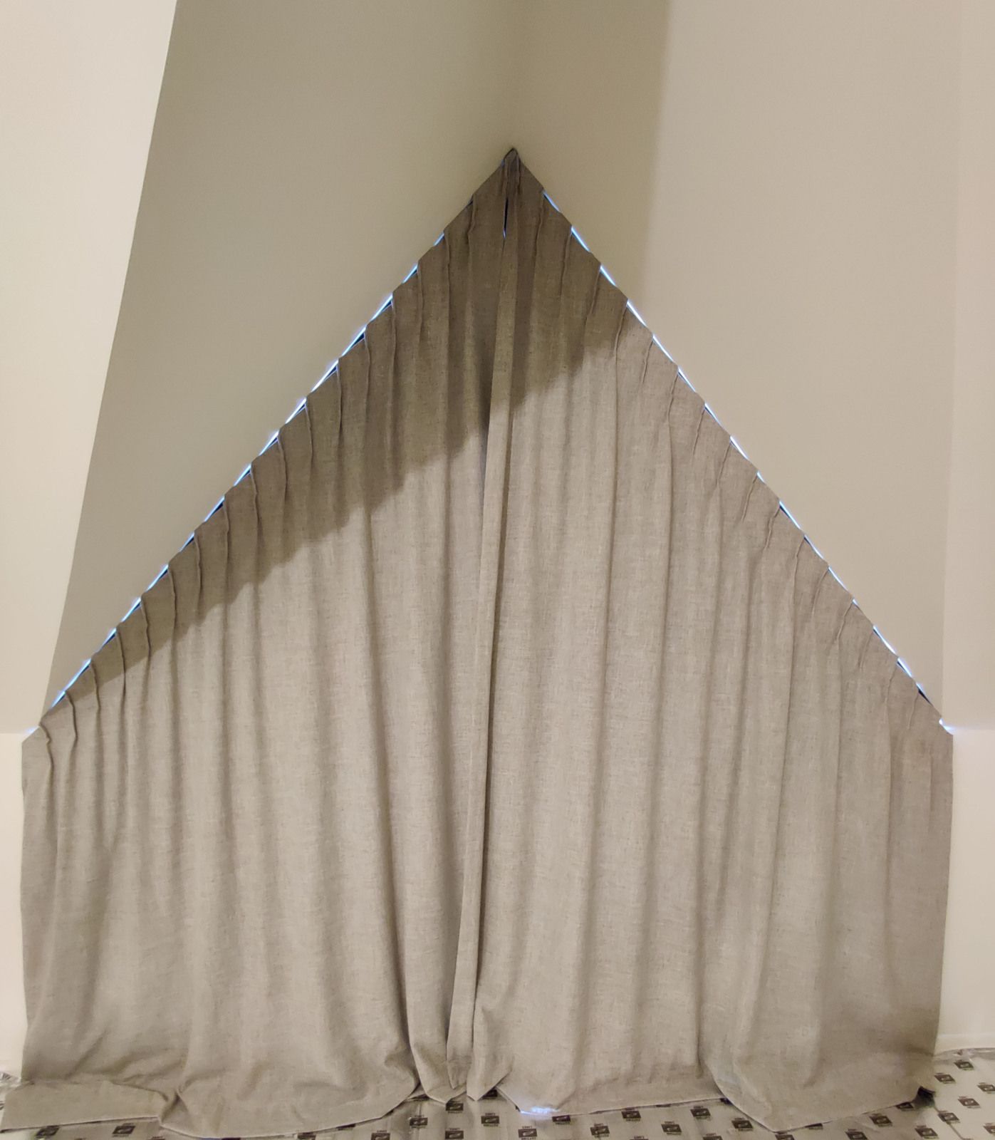 rideaux triangulaires fermés confectionnés sur mesure par l'atelier-Cdéco