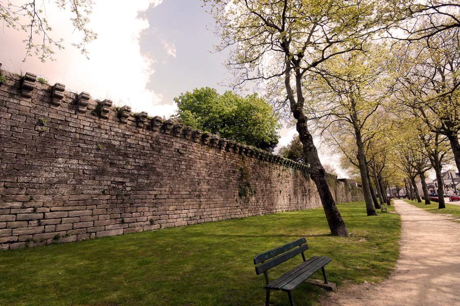 Les remparts de la ville de Guérande au printemps