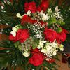 BOUQUET DE ROSES ROUGES GYPSOPHILES ET NARCISSES BLANC