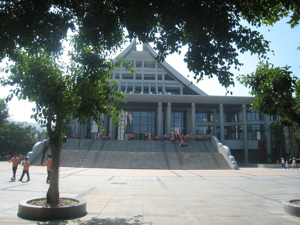 Xiamen University (Xiamen Daxue 厦门大学 ou Xia Da pour les locaux) est réputée pour avoir le plus beau campus universitaire de toute la Chine. C'est sûr que même à côté de Lille 1 il n'y a pas photo. Enfin si justement, plein de photos po