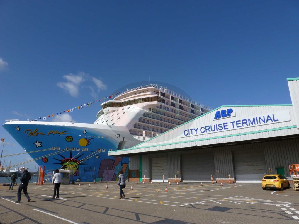 Fin de traversée à Southampton, port transatlantique et plus important d'Angleterre pour l'accueil des croisières de nos jours. Ensuite, soirée à Portsmouth pour embarquer sur le Norman Voyager à destination du Havre.