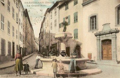 La place de la Halle à Draguignan et sa fontaine