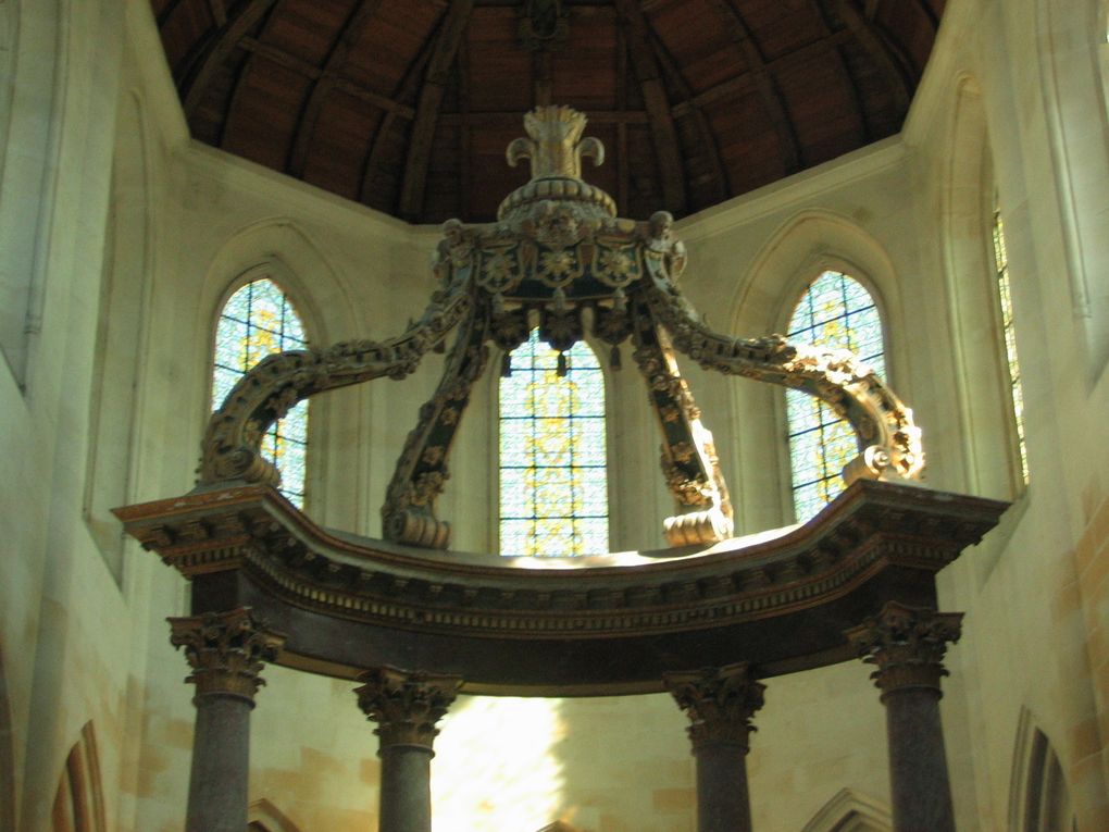 Revenant sur l'abbaye nous pourrons voir en ces pages un dessin de Nicolas Moreau réalisé en 1820. Et bien sûr des clichés plus modernes de ce fleuron de notre patrimoine.  Pour votre plaisir culturel nous y avons ajouté une photo des poutres du clocher St Pierre supportant les cloches.