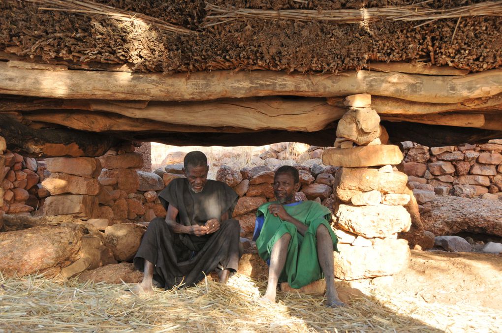 Voyage au pays Dogons, au pied du Sahel et des fameuses falaises de Bandiagara.