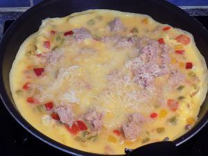 Omelette thon, poivrons et fromage 