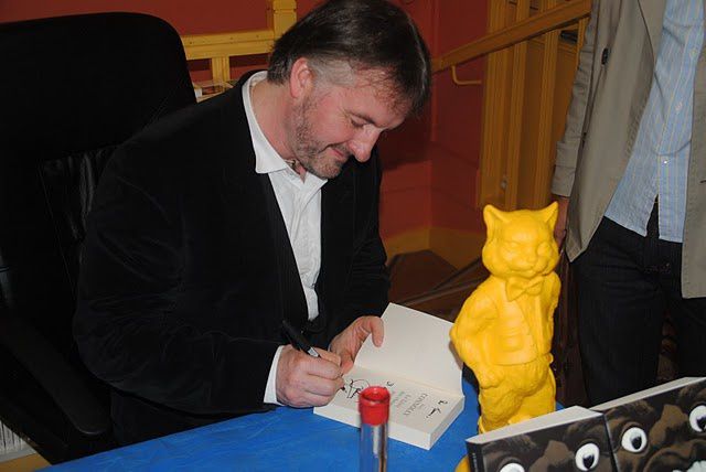 John Connolly nous a fait l'honneur d'une soirée à l'Escale Littéraire pour "Les Portes", son nouveau roman (l'Archipel), et la sortie chez J'ai Lu du "Livre des choses perdues". Une soirée inoubliable !