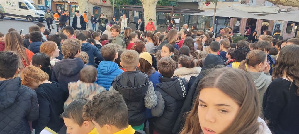 Els alumnes que aprenen català a Prada homenatgen Pompeu Fabra amb danses i cançons!