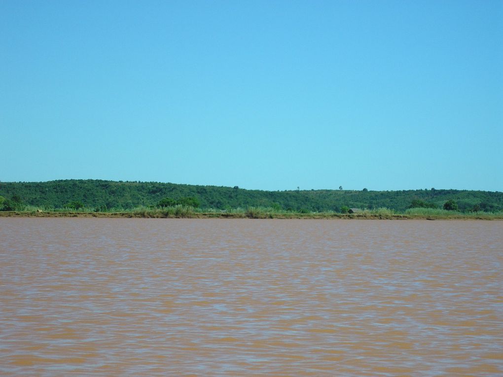 Petites escapades aux environs de Majunga : sortie en bateau jusqu'à Antsanitia (nord de Majunga), trip en pirogue entre Marovoay et Manarasanja (pour le boulot!) et balades à Maevatanana (entre Majunga et Tana).