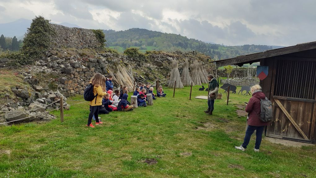 Classe de découvertes : JOUR 4 : en route pour le Château de Murol et lac Pavin