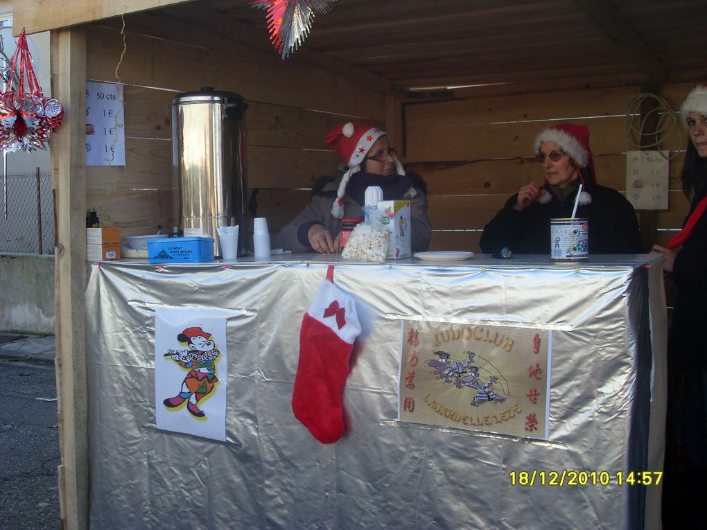 Il faisait froid mais la braséro nous tenait chaud !!! vente de marrons chauds et café pour ce 1er marché de NOËL à Lagardelle/lèze