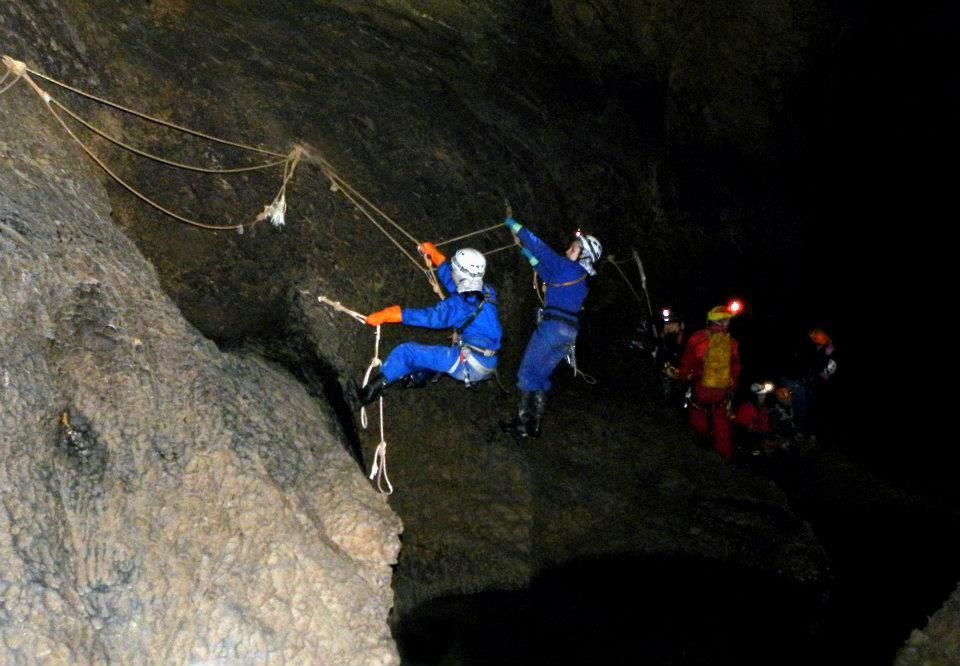 Preciosa aventura de 11 horas en la oscuridad. Impresionantes formaciones.