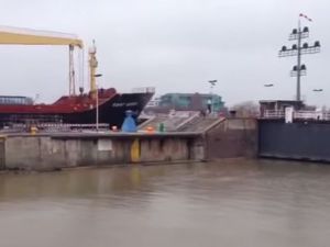 VIDEO - un cargo de 131m défonce une écluse du canal de Kiel