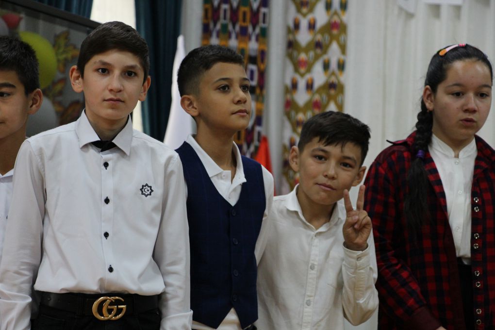 Diaporama de la rencontre de notre groupe avec Madame Zaynieva Makhbouba, professeure de français, et ses élèves férus de langue française. Ecole Lucien Kehren à Samarcande (Ouzbékistan). Octobre 2023